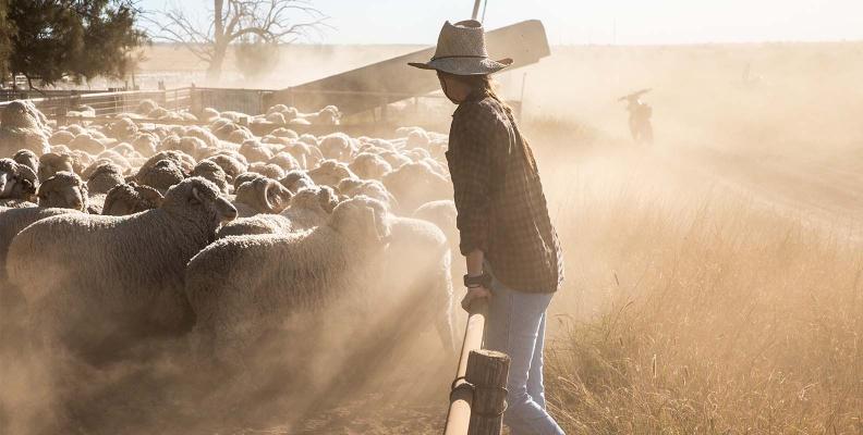 Australian_female_farmer_on_Australian_sheep_farm