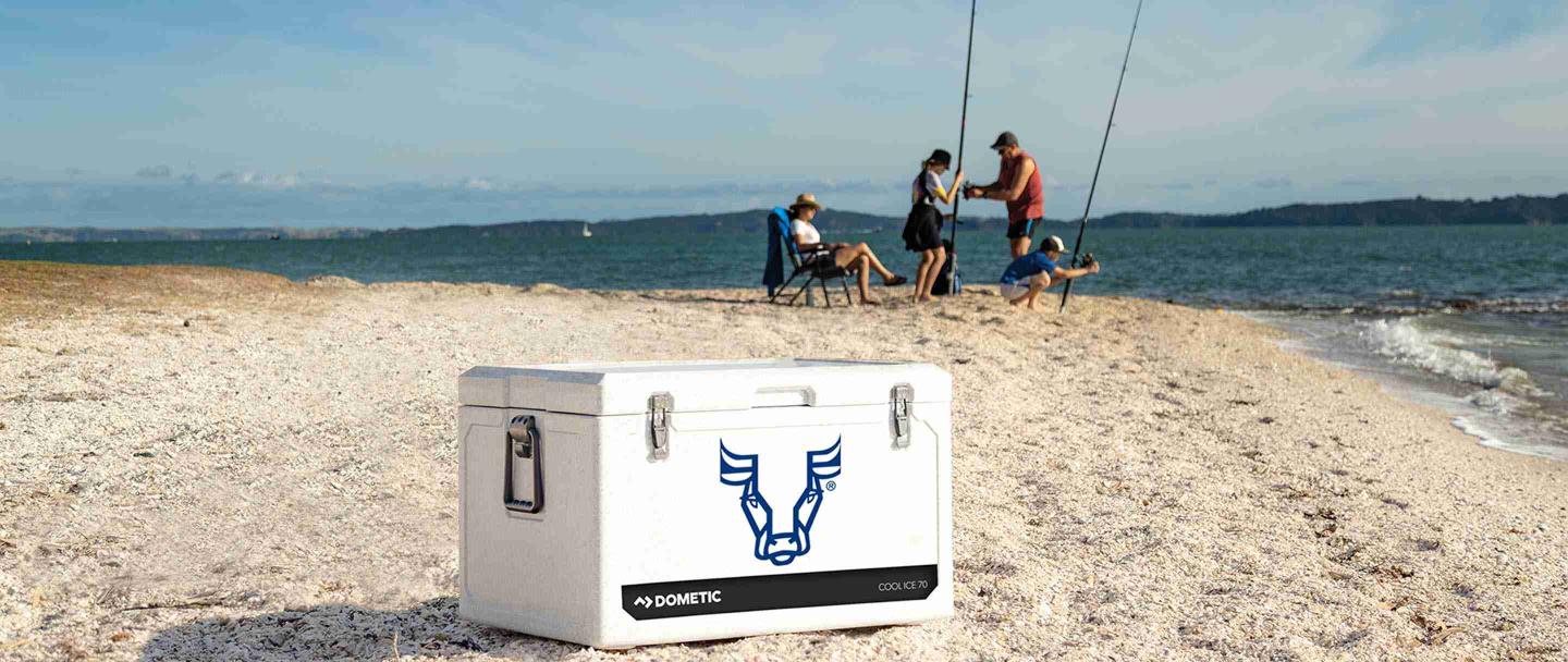 Dometic-Cool-Ice Box-on-beach-family-fishing